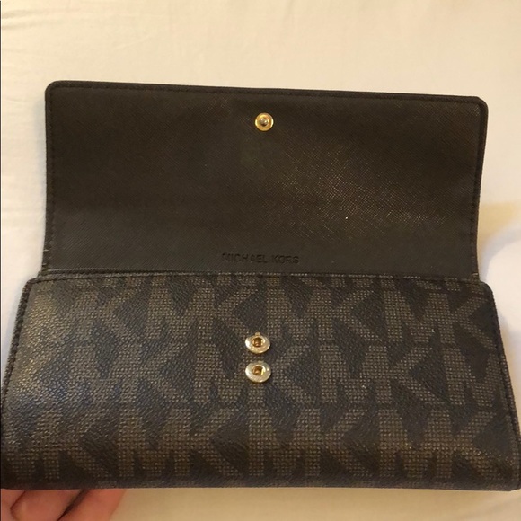 COPY - Michael Kors Large Trifold Wallet ⭐️MUST GO⭐️ - Picture 7 of 8